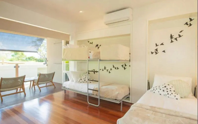 3 Dolphins Apartments