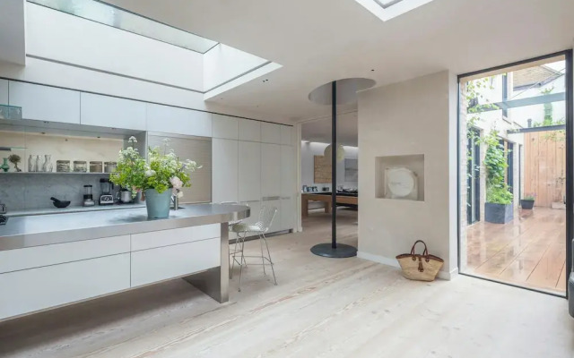 Blythe Road by Onefinestay