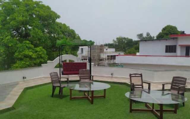 Maujis Villa And Guest House