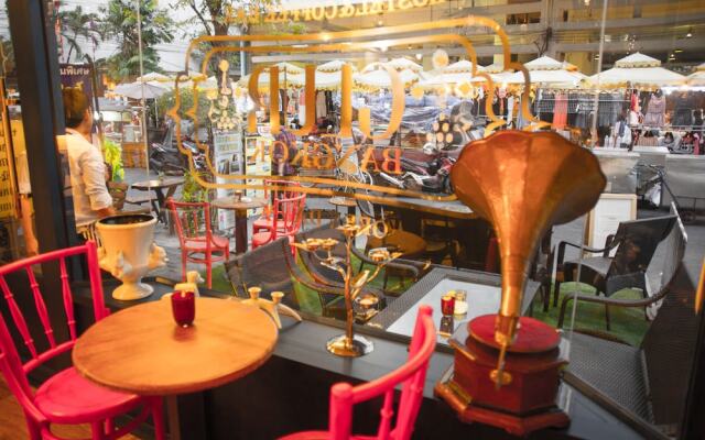 Glad Bangkok Hostel Bar and Restaurant