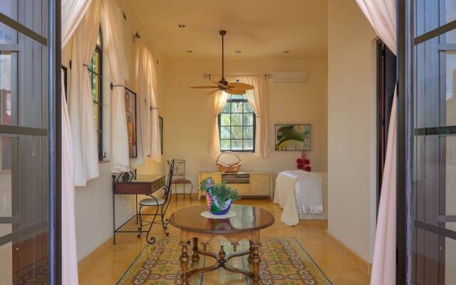 Casa Oasis Guest House and Spa