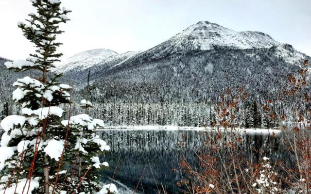 Arctic Divide Lodge