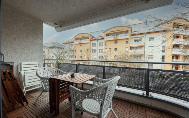 Stylish Open 1BR Apt in Cents w Balcony