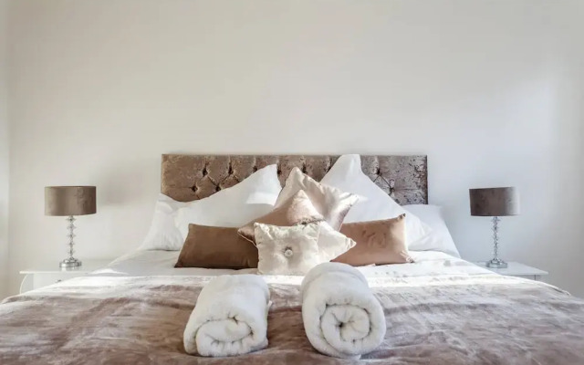 Modern Apartment - mins to Marina/Stadium/City Center