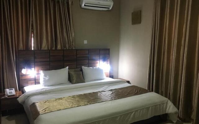 Momak 5 Hotel and Suites