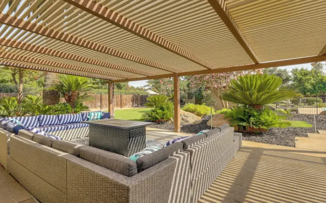 Spacious Home - 6 Mi to Downtown Fresno!
