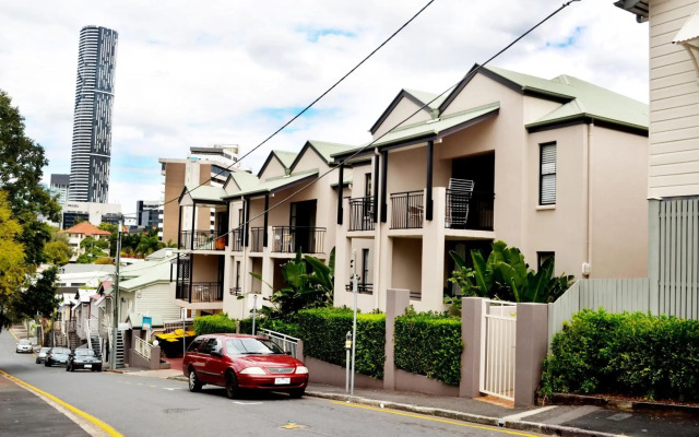 Spring Hill Mews Apartments