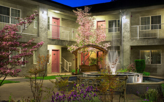 Creekside Inn & Suites