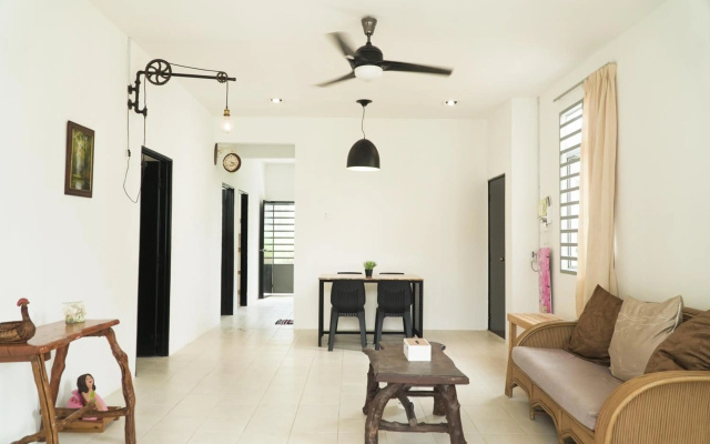 Cozy, Spacious, Air Cond UMP Gambang Homestay -- The Pigeon Guest House – Hotel Rooms – Gambang