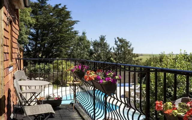 Sleeps10/18-parking-garden-pool-hottub-balcony