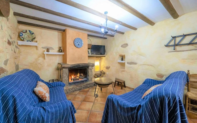 Rustic Mountain Stay, Laroya