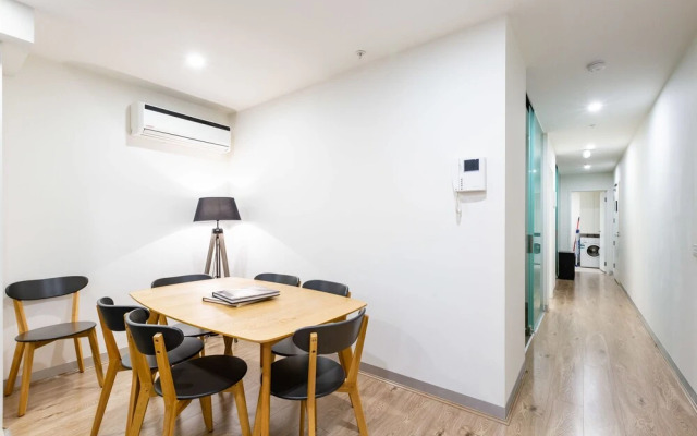 Raphael 2Bdr Carlton Apartment