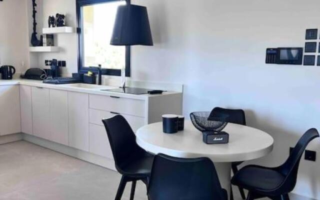 Lagonisi 2 bedroom luxury Apartment by the sea!
