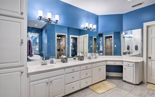 Private Pool: Spacious & Vibrant Argyle Villa!