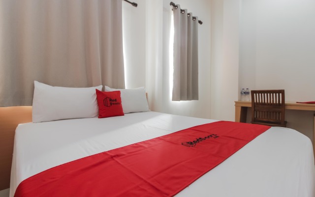 RedDoorz Plus near Galaxy Bekasi