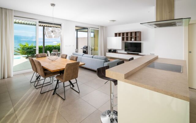 Acadia Beach Villas & Apartments, Slatine