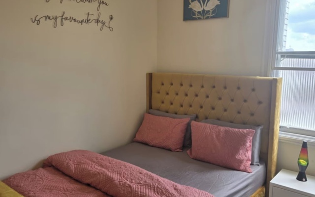 Charming Wolverhampton Apartment With Private Entrance