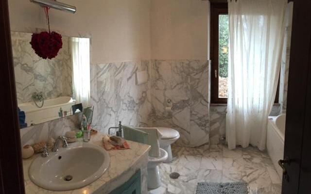 casa intera giardino e piscina