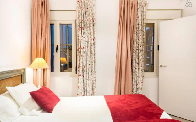 Explore a Walkable Neighborhood around a Comfy Apartment