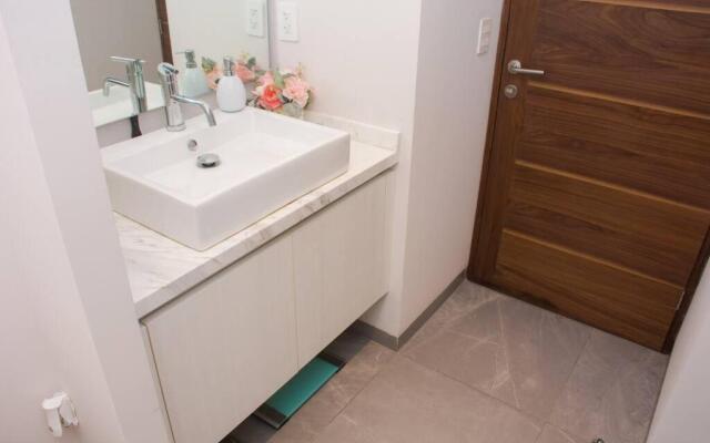 G208N Gallery Luxury Condo 5stars. Walking to the beach.