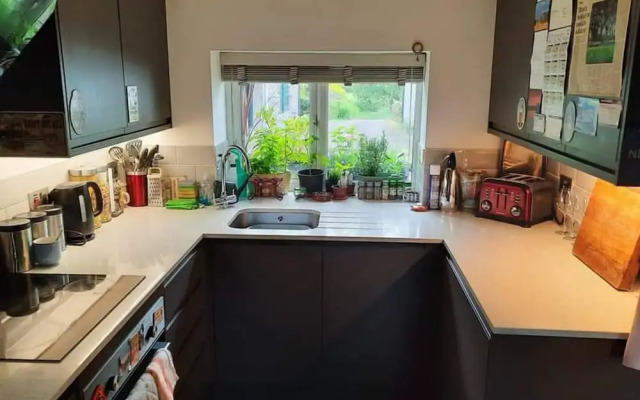 1 Bed Flat - Sleeps 4 - Garden - Parking - Wifi