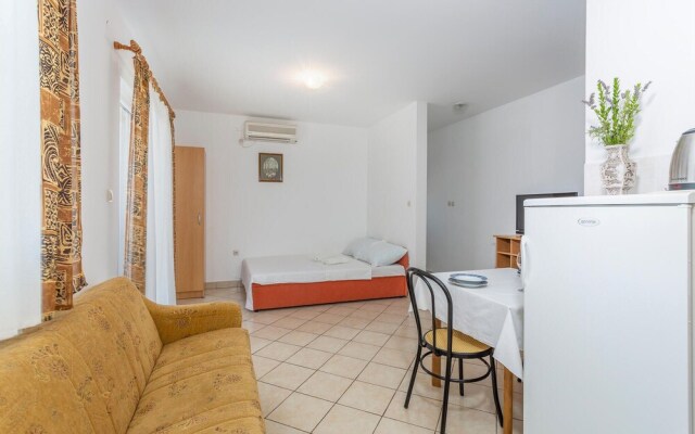 Beautiful Apartment in Rasopasno With Wifi