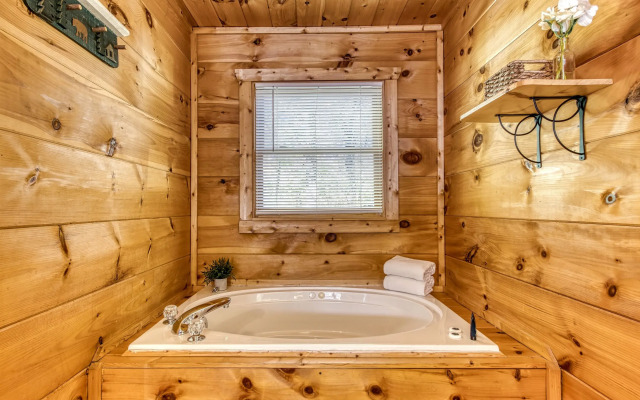 Dog Friendly Quiet Chalet Hot Tub Fireplace