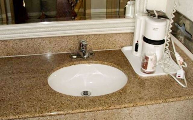 Super Inn & Suites by OYO Milledgeville