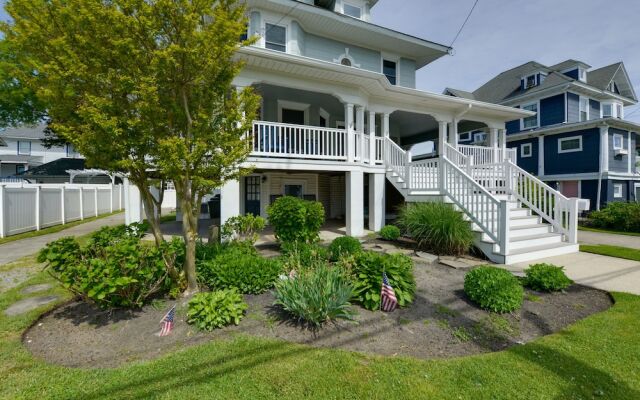 North Wildwood Home w/ Porch ~ 3 Blocks to Beach!