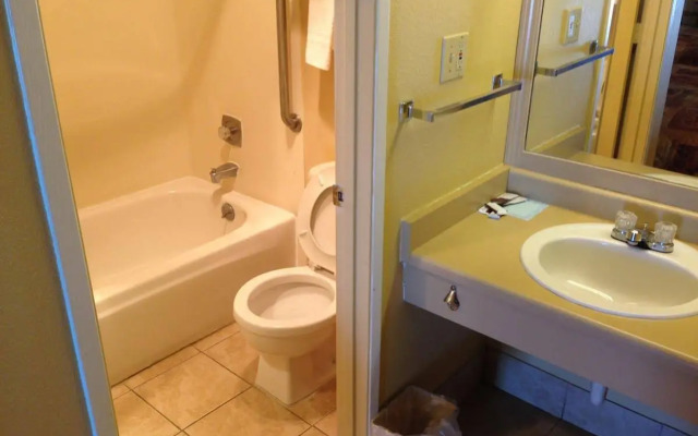 Travelodge by Wyndham Tacoma Near McChord AFB