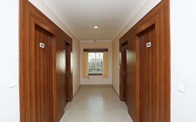 OYO 13528 Kumud Plaza