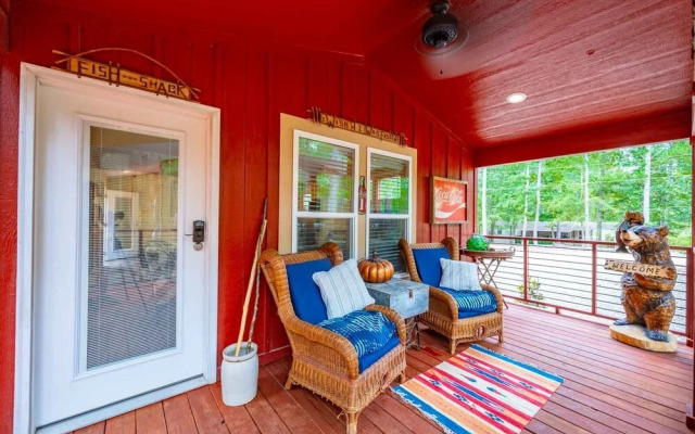 Fish Tales Stunning Cabin Includes Wifi, Hot Tub, and BBQ by Redawning