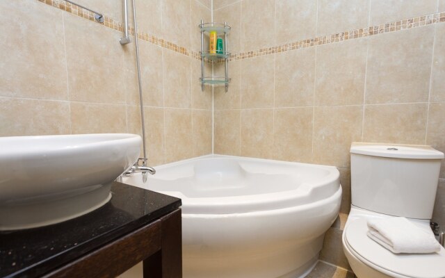3 Bed Kensington Apartment with Balcony