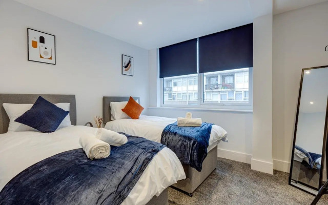 Raglan 3 Town Centre Modern Free Parking