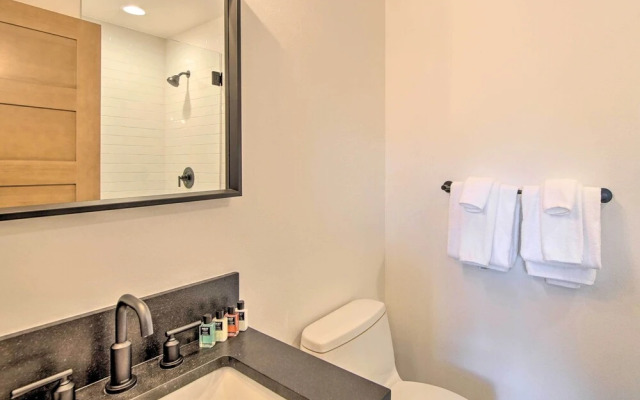 Charming Cle Elum Townhome w/ Balcony & Views