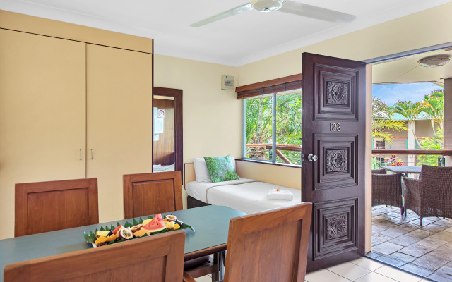 Bay Village Tropical Retreat & Apartments – Guest Rooms – Cairns