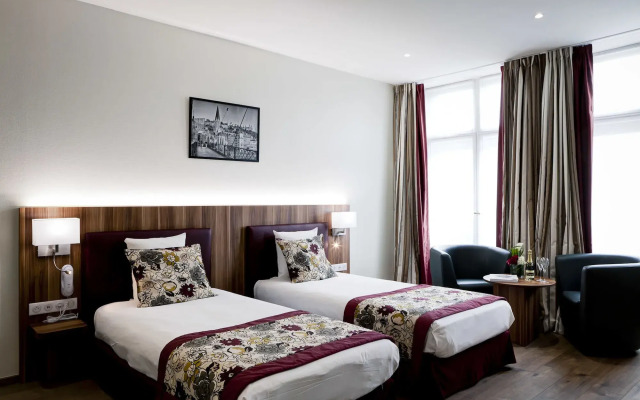 Le Phenix Hotel