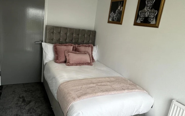 Luxurious two Bedrooms Apartment Slough