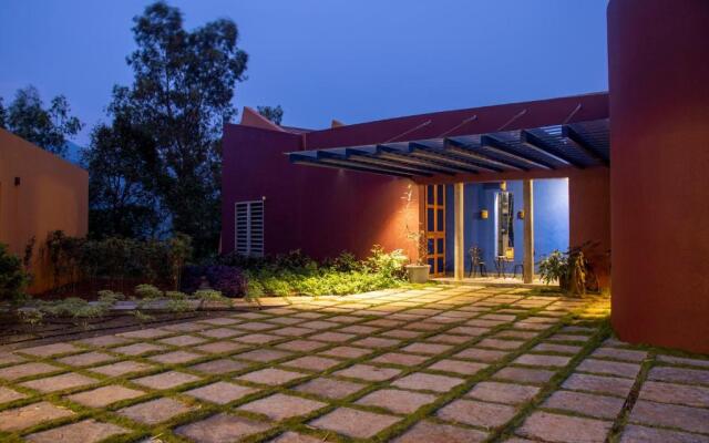 SaffronStays Solasta, Mulshi - Infinity Pool Villa with Mulshi DAM Views
