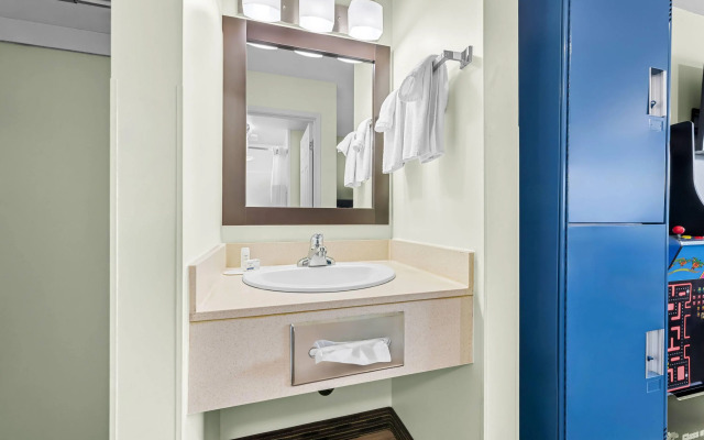 Super 8 by Wyndham Saskatoon Near Saskatoon Airport