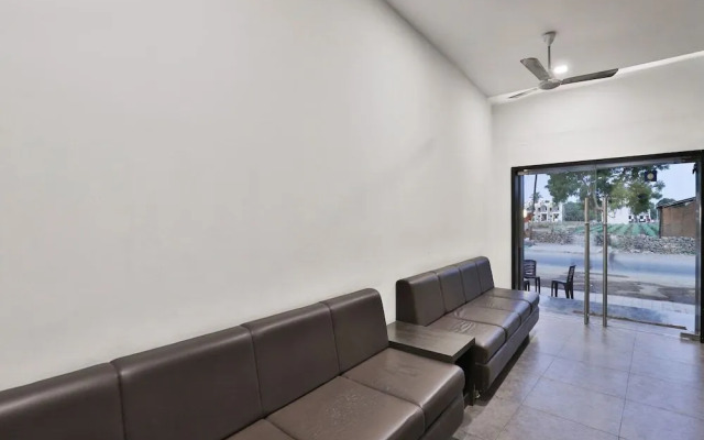 OYO 3243 Hotel Aditya Gir