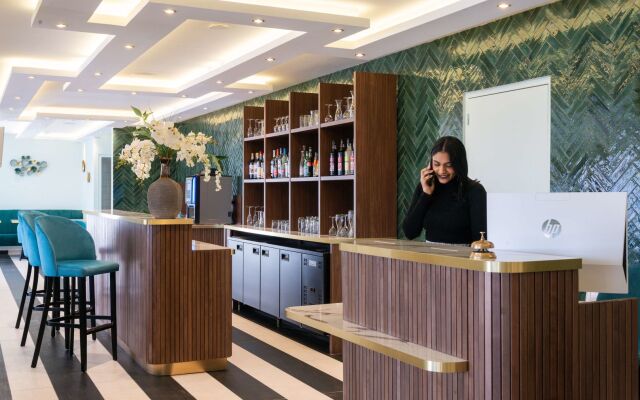 Отель The Originals Boutique, Hôtel Porte de Dieppe