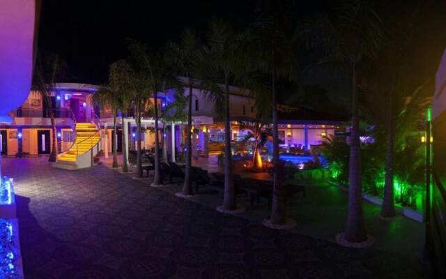 Luxury 14 Bedroom Villa Walking to Clubs/beaches!