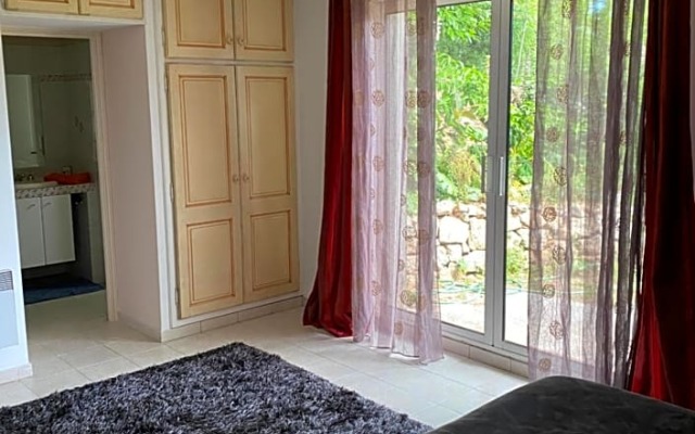 Chambre spacieuse independante dans villa plus parking privee