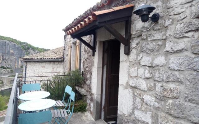 maison pierre et voûte au cœur du village
