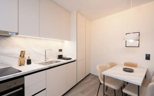 Cozy & Chic Stay Near Metro Station