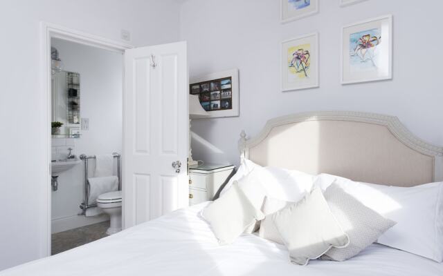 Beautiful 2BR Split Level Fulham Apartment