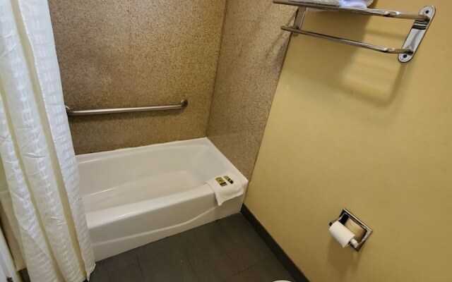 Delmonico Inn & Suites