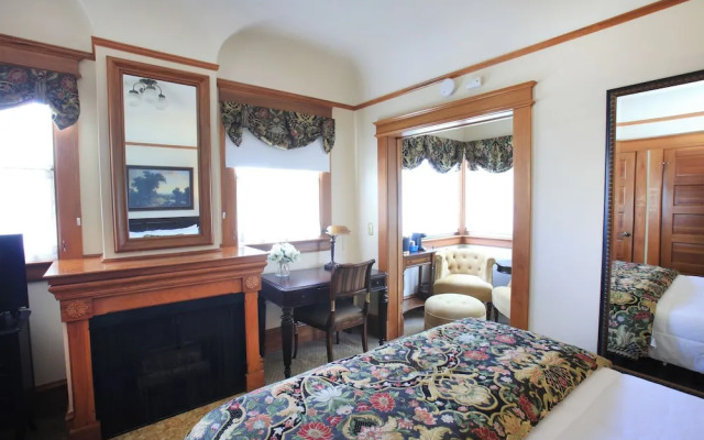 The Charles Pacific Grove - Artfully Designed Inclusive Inn