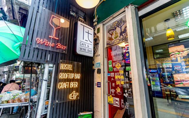 Thonglor Travellers Hostel & Cafe